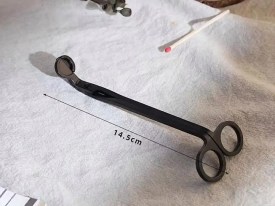 Tijera corta pabilo corta negra
